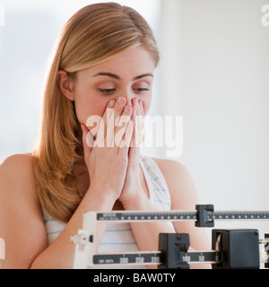 Junge Frau mit Mess-Skalen Stockfoto