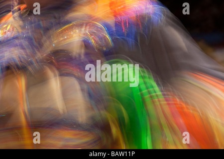 Powwow-Tänzer in Bewegung bei der Versammlung der Nationen Powwow, Albuquerque, New Mexico Stockfoto