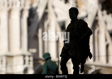 Bronzestatuen von Handwerker rund um den Place du Petit Sablon - Brüssel, Belgien Stockfoto