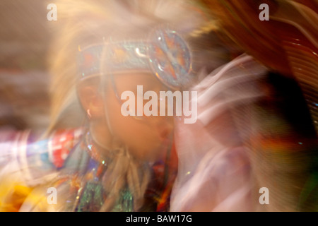Powwow-Tänzer in Bewegung bei der Versammlung der Nationen Powwow, Albuquerque, New Mexico Stockfoto