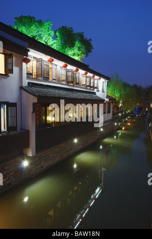 Teehaus am Kanal in der Abenddämmerung, Suzhou, China Stockfoto