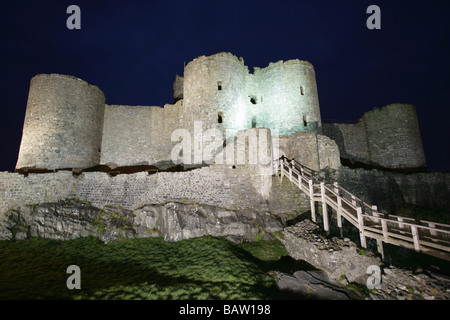 Stadt von Harlech, Wales. Nacht mit Blick auf die Ostansicht und das äußere Tor des späten 13. Jahrhunderts Harlech Castle Flutlicht. Stockfoto