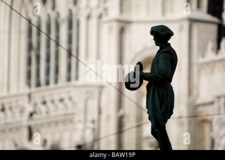 Bronzestatuen von Handwerker rund um den Place du Petit Sablon - Brüssel, Belgien Stockfoto