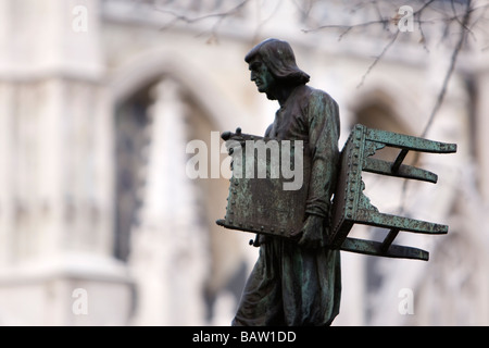 Bronzestatuen von Handwerker rund um den Place du Petit Sablon - Brüssel, Belgien Stockfoto