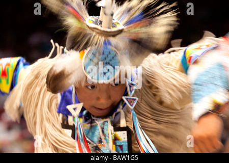 Junge Powwow-Tänzer in Bewegung, Gatherng der Nationen, Albuquerque, New Mexico Stockfoto