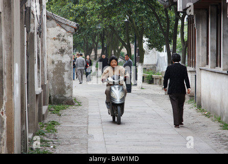 Menschen, die auf traditionellen Straße, Suzhou, China Stockfoto