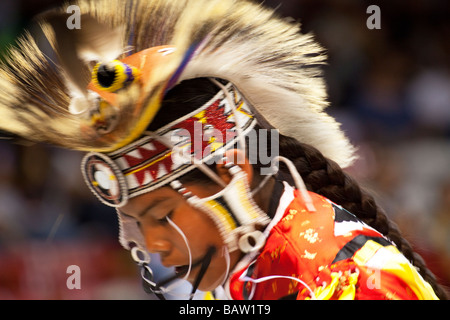 Powwow-Tänzer in Bewegung bei der Versammlung der Nationen Powwow, Albuquerque, New Mexico Stockfoto