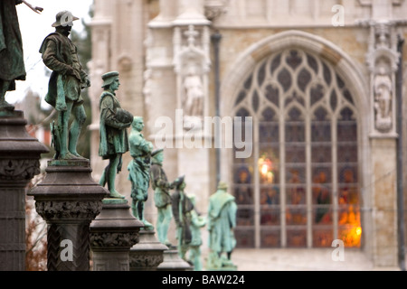 Bronzestatuen von Handwerker rund um den Place du Petit Sablon - Brüssel, Belgien Stockfoto