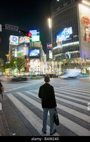 älterer Mann am Shibuya Kreuzung warten Stockfoto