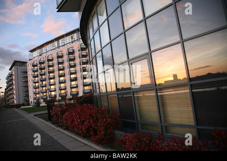 Sonnenuntergang in Windows in der Nähe des Flusses Themse London wider Stockfoto