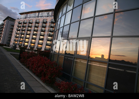 Sonnenuntergang in Windows in der Nähe des Flusses Themse London wider Stockfoto