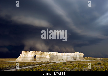 Heftigen Sturm hinter Kreide Pyramiden Denkmal Felsen National Natural Landmark Gove County Stockfoto