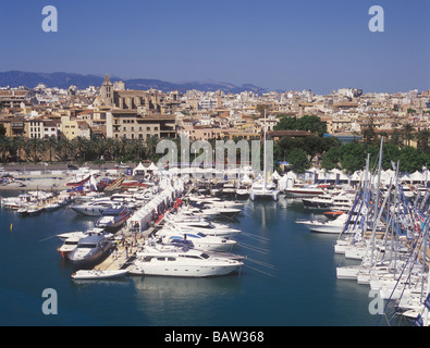 Palma International Boat Show 2009 - Panorama mit historischen Paseo Maritimo hinter alten Hafen Palma, Mallorca. Stockfoto