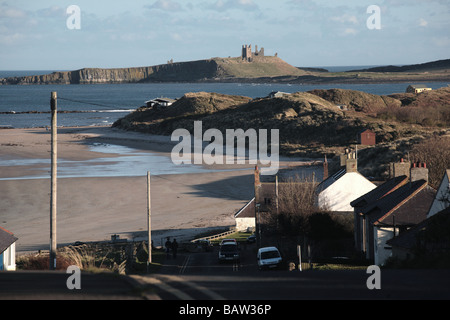 Dunstanburgh Castle und die Küste von niedrigeren Newton gesehen. Stockfoto