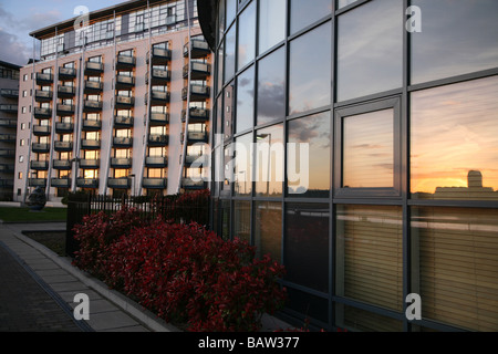 Sonnenuntergang in Windows in der Nähe des Flusses Themse London wider Stockfoto