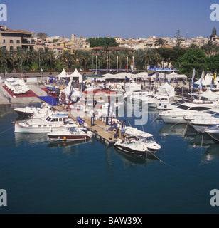 Palma International Boat Show 2009 - Panorama mit Paseo Maritimo hinter alten Hafen Palma (Moll Vell / Muelle Viejo), Por Stockfoto