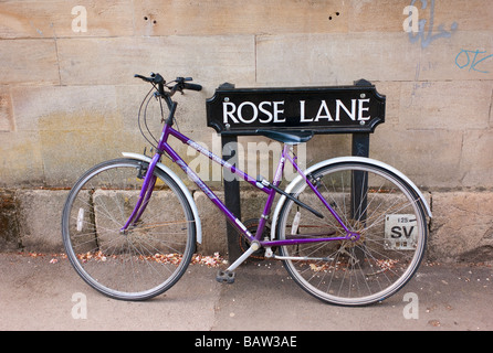 Damen Fahrrad angekettet an Straßenschild in Oxford Stockfoto