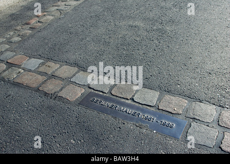 Tafel zum Gedenken an den ehemaligen Standort der Mauer WallBerlin Stockfoto