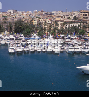 Palma International Boat Show 2009 - Panoramablick über Motoryacht und Paseo Maritimo hinter alten Hafen Palma Stockfoto