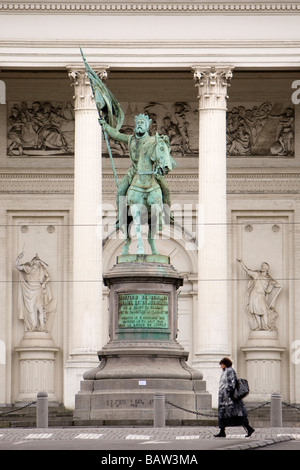 Statue von Godefroid de Bouillon außerhalb Saint-Jacques-Sur Coudenberg Kirche - Brüssel, Belgien Stockfoto