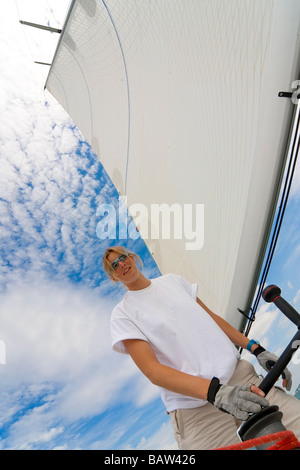 Weitwinkeleinstellung von schönen jungen Frau stehend auf dem Deck eines Segelbootes Stockfoto