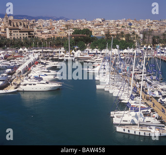 Palma International Boat Show 2009 - Panorama mit historischen Paseo Maritimo hinter alten Hafen Palma Stockfoto