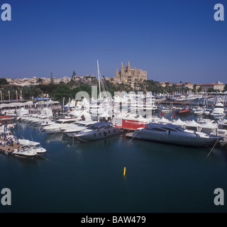 Palma International Boat Show 2009 - Panorama mit historischen gotischen Kathedrale hinter alten Hafen Palma Stockfoto