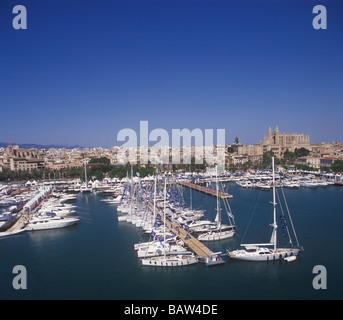 Palma International Boat Show 2009 - Panorama mit historischen gotischen Kathedrale hinter. Stockfoto