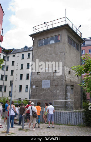 Touristen stehen vor der alten DDR Watch tower Stockfoto