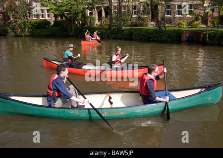 Ausbildung Trainee kanadischen Kanute Kanu paddeln Fluss Medway Kent England UK Europa Stockfoto