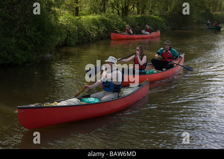 Ausbildung Trainee kanadischen Kanute Kanu paddeln Fluss Medway Kent England UK Europa Stockfoto