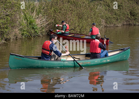 Ausbildung Trainee kanadischen Kanute Kanu paddeln Fluss Medway Kent England UK Europa Stockfoto