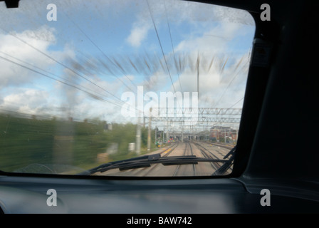 Blick aus der Kabine auf der Jungfrau-Züge-London nach Manchester 0905 Class 390 Pendolino-Neigezug Stockfoto