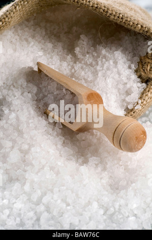 Meersalz in einem Leinensack und eine hölzerne Kugel Stockfoto