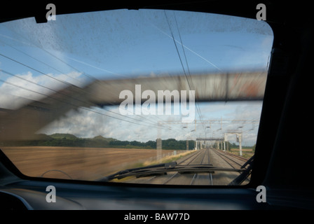 Blick aus der Kabine auf der Jungfrau-Züge-London nach Manchester 0905 Class 390 Pendolino-Neigezug Stockfoto