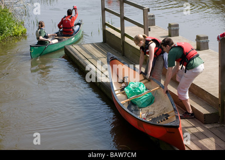 Ausbildung Trainee kanadischen Kanute Kanu paddeln Fluss Medway Kent England UK Europa Stockfoto