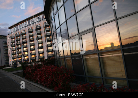 Sonnenuntergang spiegelt sich im Fenster in der Nähe des Flusses Themse London Stockfoto