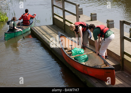 Ausbildung Trainee kanadischen Kanute Kanu paddeln Fluss Medway Kent England UK Europa Stockfoto