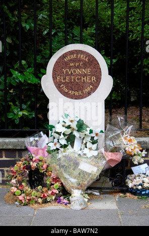 Das Denkmal in St James Square, WPC Yvonne Fletcher, der aus der libyschen Botschaft am 17. April 1984 erschossen wurde.  Mai 2009 Stockfoto