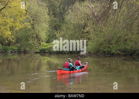 Ausbildung Trainee kanadischen Kanute Kanu paddeln Fluss Medway Kent England UK Europa Stockfoto