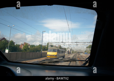 Blick aus der Kabine auf der Jungfrau-Züge-London nach Manchester 0905 Class 390 Pendolino-Neigezug Stockfoto