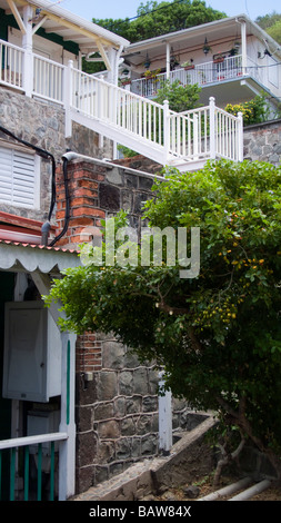 Stufen und Treppen führen zu Holzhäusern und Gebäuden entlang der steilen Flanken von Gustavia Port St. Barts Stockfoto