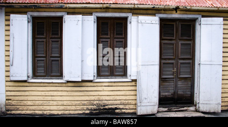 Wetter geschlagen Holzhaus mit Jalousien und Fensterläden Gustavia St Barts Stockfoto