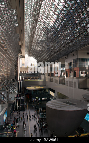 Das Innere des futuristischen Bahnhof Kyoto, Kyoto, Kansai, Honshu, Japan Stockfoto