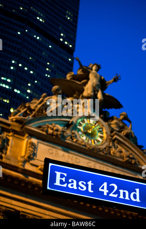 Statue von Mecury an der Grand Central Station in New York City mit 42nd Street Zeichen Stockfoto