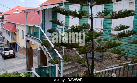 Stufen und Treppen führen zu Holzhäusern und Gebäuden entlang der steilen Flanken von Gustavia Port St. Barts Stockfoto