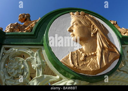 Detail der Trinkbrunnen zeigt Königin Victoria, Hoylake Promenade, Wirral. Stockfoto