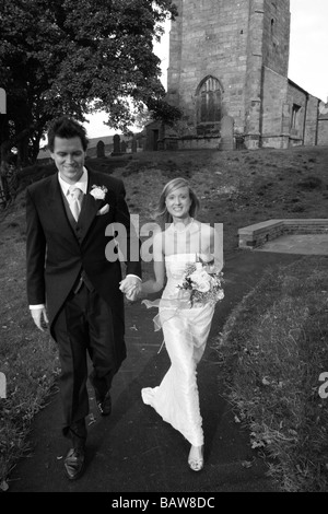 Junges Paar von Neuvermählten nur standesamtliche Trauung Kirche, North Yorkshire. UK Modell veröffentlicht schwarze & weißes Bild Stockfoto