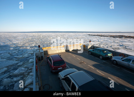 Autofähre Merisilta auf dem Weg zum Meer vom Hafen Riutunkari, Insel Hailuoto am Horizont, Finnland Stockfoto