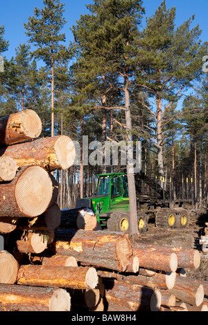 Der finnische John Deere 1110D ECO III Spediteur im Taiga Forest, Finnland Stockfoto